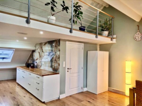 Peaceful home close to Airport with parking